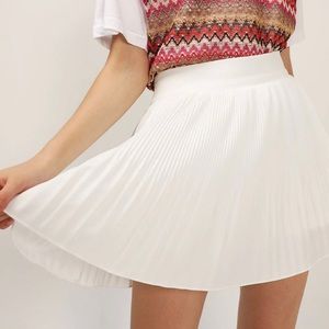 Storets white pleated mini skirt. New with tags. Size s/m the band is stretchy